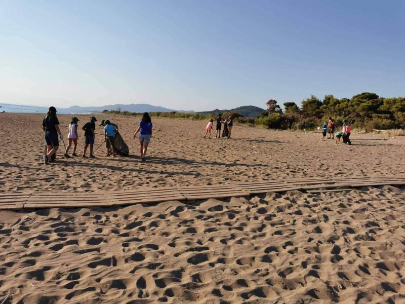 Πρόσκοποι καθάρισαν ξανά την παραλία της Ελαίας