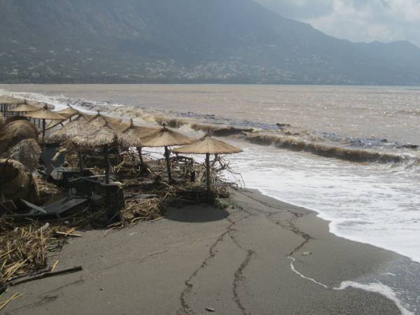 Φωτογραφίες από τις ζημιές στην παραλία της Καλαμάτας
