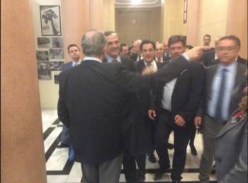 Ο Σαμαράς και οι βουλευτές της ΝΔ στους διαδρόμους της Βουλής