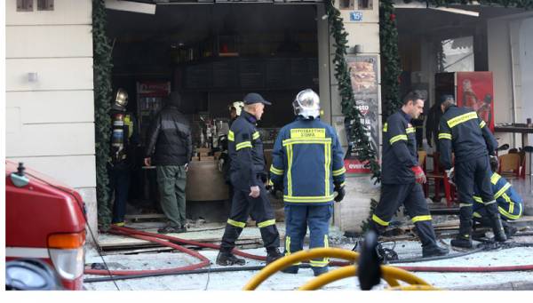 Μία νεκρή από έκρηξη προπανίου σε ταχυφαγείο στην πλατεία Βικτωρίας, πέντε τραυματίες