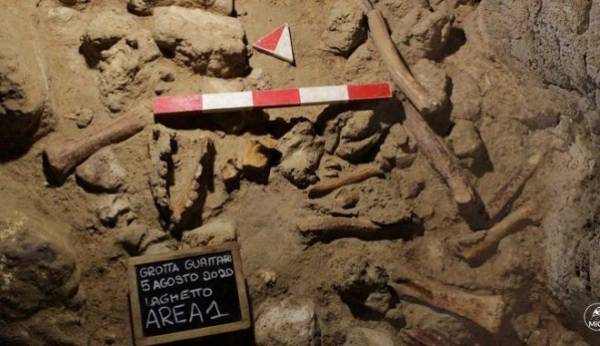 Ιταλία: Ανακάλυψαν οστά 100.000 χρόνων σε προϊστορικό σπήλαιο (βίντεο)