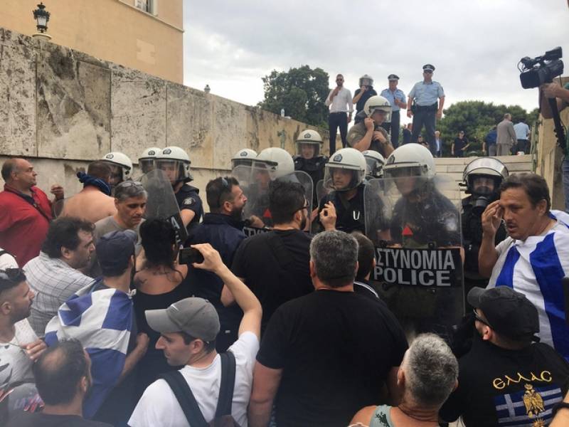 Eνταση στο συλλαλητήριο για τη Μακεδονία στο Σύνταγμα - Ακραία συνθήματα και χρήση χημικών