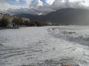 Βίντεο με εντυπωσιακά κύματα από την παραλία της Καλαμάτας