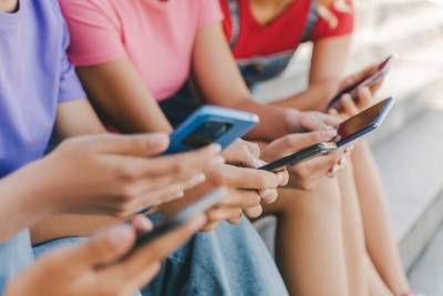 Αυστραλία: Οι έφηβοι συνεχίζουν τα social media παρά την απαγόρευση