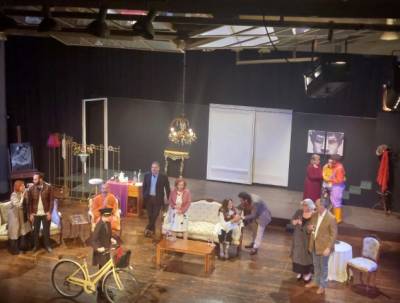 Παραστάσεις μέχρι την Κυριακή στο Πνευματικό Κέντρο Καλαμάτας: «Δείπνο για οχτώ στις οχτώ» από τη “Νέα Σκηνή”