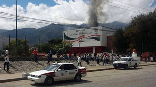Μεξικό: Διαδηλωτές έβαλαν φωτιά σε γραφεία του κυβερνώντος κόμματος για τη σφαγή των 43 φοιτητών