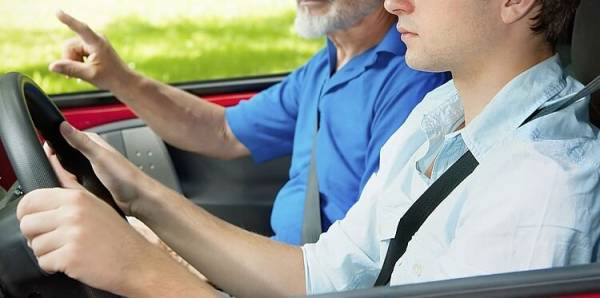 Έρχονται αλλαγές στα διπλώματα οδήγησης: Θεωρητικές εξετάσεις από τα 17, στο μπροστινό κάθισμα ο εξεταστής