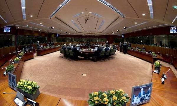 Στο τραπέζι του Eurogroup όλα τα σενάρια