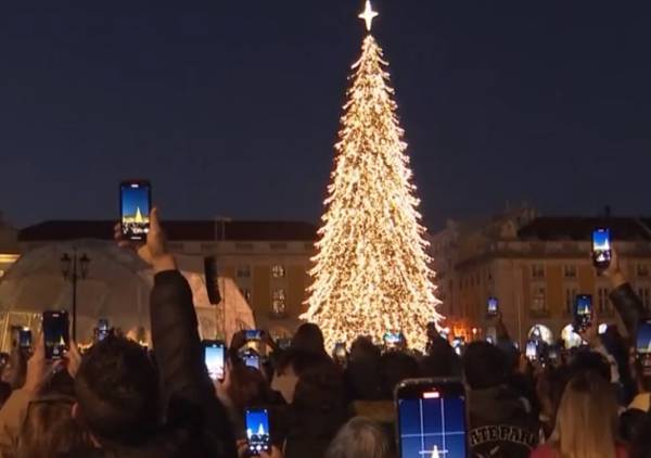 Φωταγωγήθηκε το χριστουγεννιάτικο δέντρο σε διάφορες χώρες του κόσμου (Βίντεο)