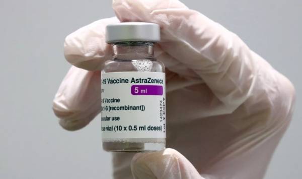 Εμβόλιο AstraZeneca: «Καμπανάκι» κινδύνου από ΕΜΑ - Ποιοι δεν πρέπει να το κάνουν