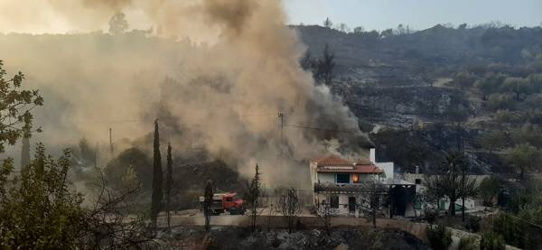 Μεσσηνία: Κάηκαν σπίτια σε Βασιλίτσι, Λιβαδάκια και Μεμί - Μεγάλη η καταστροφή από την πυρκαγιά (βίντεο-φωτογραφίες)