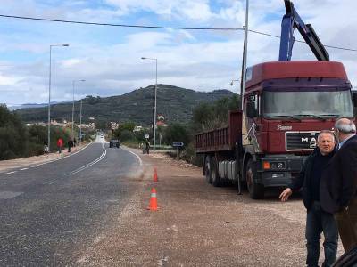 Τοποθετήθηκαν τα φωτιστικά στις διασταυρώσεις Ελαίας και Καρυών 