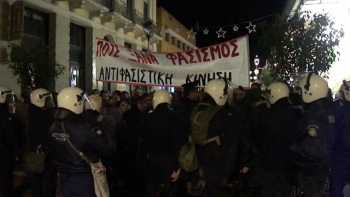 Βίντεο από τη &quot;συνάντηση&quot; αντιφασιστών - χρυσαυγιτών στην Καλαμάτα 