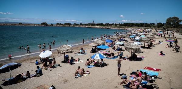 Κορονοϊός: Οι λοιμωξιολόγοι «κλείνουν» τα beach bar κι επιβάλλουν παντού τη μάσκα