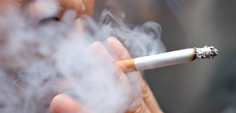 Ιδιαίτερα αυξημένος ο κίνδυνος βαριάς Covid-19 και θανάτου για τους καπνιστές, σύμφωνα με βρετανική μελέτη