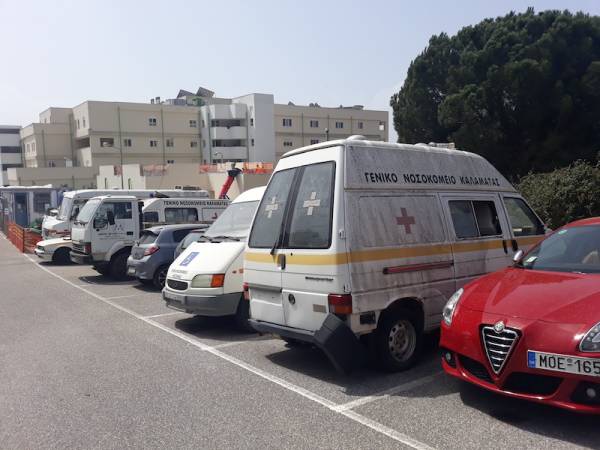 Εγκαταλελειμμένα ασθενοφόρα στο πάρκινγκ του Νοσοκομείου Καλαμάτας (φωτογραφίες)