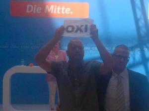 Ακτιβιστές διέκοψαν ομιλία της Μέρκελ με πλακάτ υπέρ του «όχι» - &quot;Ναι&quot; απάντησε η Γερμανίδα καγκελάριος!