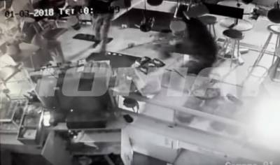 Σπάρτη: Κουκουλοφόροι «άδειασαν» κατάστημα εστίασης (Βίντεο)