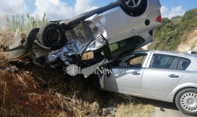 Χανιά: Σοβαρό τροχαίο με πέντε τραυματίες - Το ένα αυτοκίνητο σφηνώθηκε κάτω από το άλλο