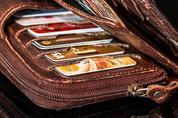 Καλαμάτα: Βρήκε και παρέδωσε πορτοφόλι με πιστωτικές κάρτες!