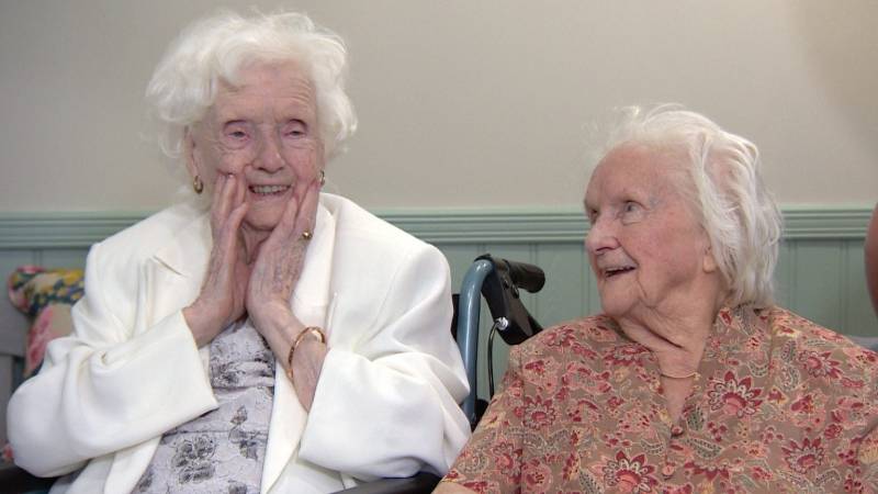 Δίδυμες αδερφές 104 ετών μοιράζονται τα μυστικά της μακροζωίας τους