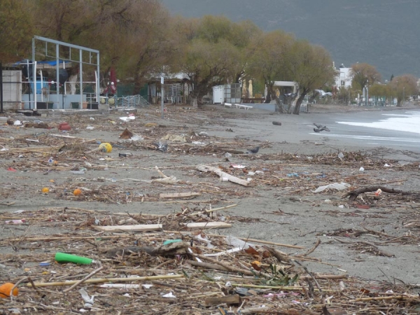 Τα άγρια κύματα έβγαλαν σκουπίδια στην παραλία