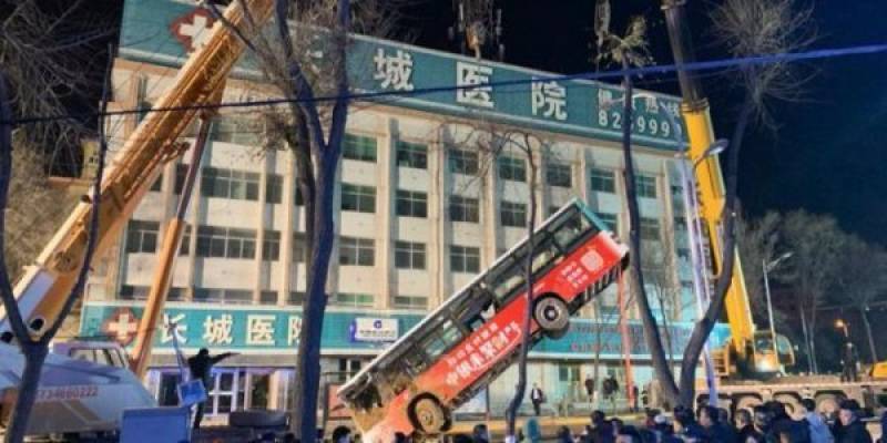 Κίνα: Άνοιξε τρύπα στο δρόμο και «κατάπιε» λεωφορείο - Έξι νεκροί (Βίντεο)