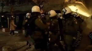 Άγριος ξυλοδαρμός συλληφθέντα από αστυνομικό - αστυνομικοί βάζουν μολότοφ σε σακίδιο (βίντεο)