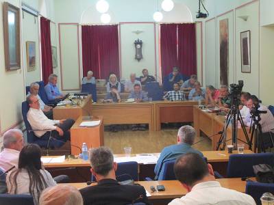 Ο καθένας τα δικά του στο Δημοτικό Συμβούλιο Καλαμάτας για τους πλειστηριασμούς