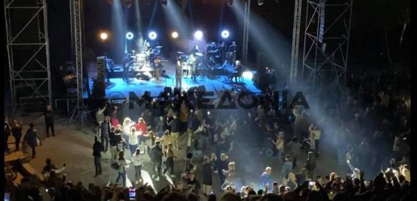 Θεσσαλονίκη: Εικόνες συνωστισμού σε συναυλία του Γ. Πάριου - Χορός χωρίς μέτρα παρά το lockdown (Βίντεο)