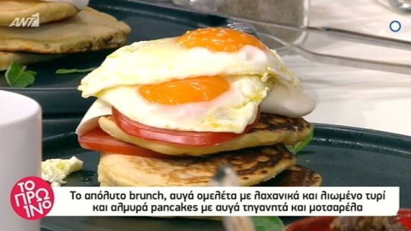 Αυγά ομελέτα με λαχανικά και τυρί και αλμυρά pancakes με αυγά τηγανητά