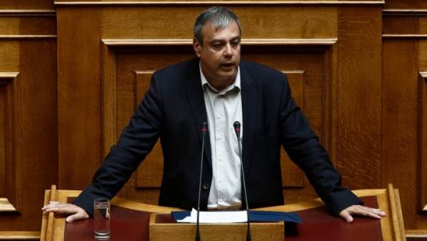 Χριστόφορος Βερναρδάκης: Η Νέα Δημοκρατία έχει «κουρελοποιήσει» την κοινοβουλευτική της ομάδα