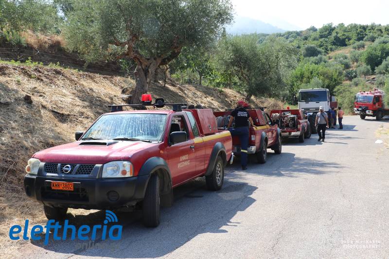 Σε επιφυλακή η Πυροσβεστική για τη φωτιά στα Πετράλωνα