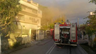 Φωτιά σε υπόγειο με ψυγεία λουλουδιών στην Καλαμάτα