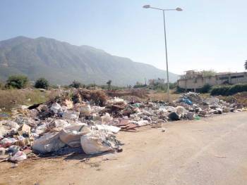 Μπάζα και σκουπίδια  στη Βασιλέως Γεωργίου