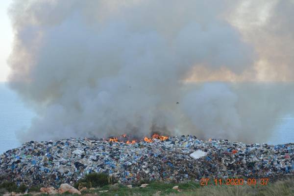 Σοβαρά ερωτηματικά από την πυρκαγιά στον σκουπιδότοπο “Αγίου Νικολάου” στην Πύλο (φωτογραφίες)