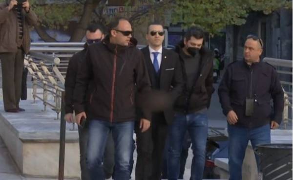 Ορκίστηκε με χειροπέδες στο Δημαρχείο Αθηνών ο Η. Κασιδιάρης (Βίντεο)