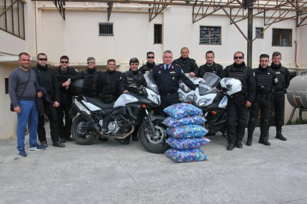 Αστυνομικοί της ΔΙΑΣ Καλαμάτας μάζεψαν 15.000 πλαστικά καπάκια για φιλανθρωπικό σκοπό
