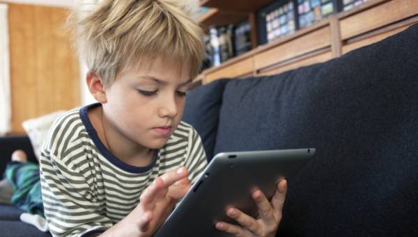 9 στα 10 παιδιά ηλικίας 7 έως 12 ετών έχουν smartphone ή tablet