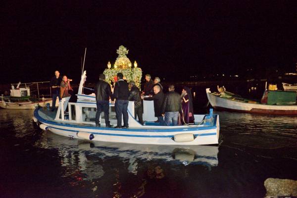 Εντυπωσιακή η δια θαλάσσης περιφορά του Επιταφίου στη Μαραθούπολη