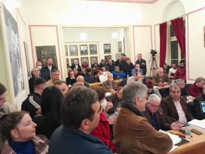 Συνεδρίαση παρωδία για λεωφορειακή σύνδεση Θουρίας: Μετά από 3,5 ώρες αποφάσισαν αναβολή!