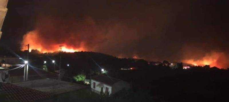 Εφιαλτική νύχτα στη Ζάκυνθο από μεγάλη πυρκαγιά κοντά σε κατοικημένες περιοχές