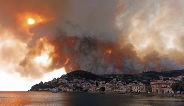 Φωτιά στην Εύβοια: Κρίσιμη η κατάσταση - Μεγάλη μάχη των πυροσβεστών με τις φλόγες