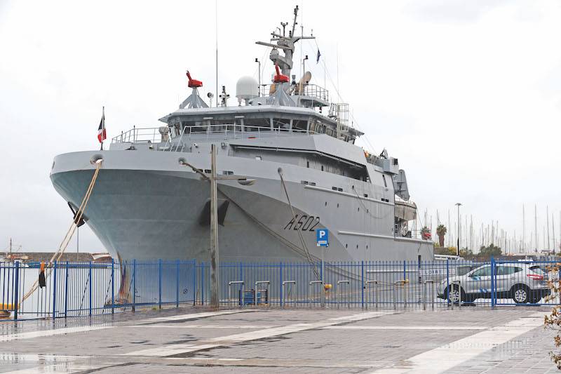 Γαλλικό πολεμικό στο λιμάνι της Καλαμάτας