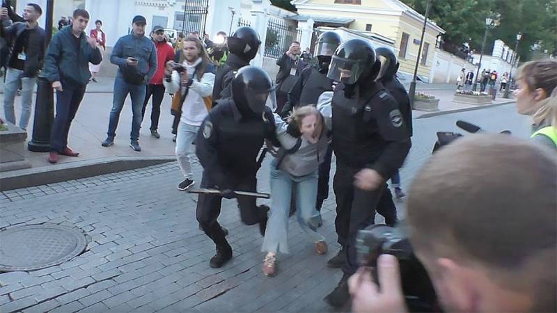 Ρωσία: Οργή για το βίντεο που είδε το φως της δημοσιότητας όπου ένας αστυνομικός γρονθοκοπεί διαδηλώτρια