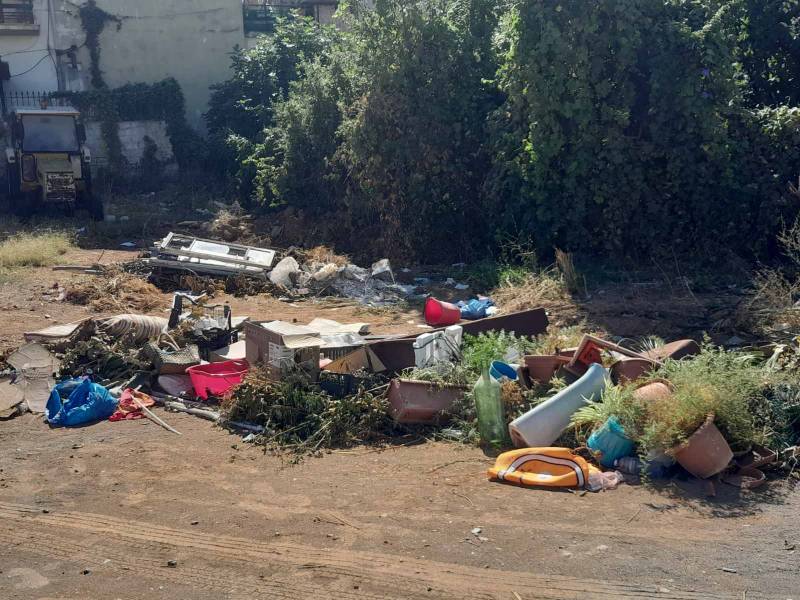 Αυτοσχέδιοι σκουπιδότοποι σε γειτονιές της Καλαμάτας (φωτογραφίες)