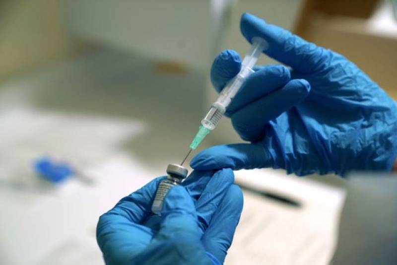 Η Δανία προτείνει μια τέταρτη δόση εμβολίου στους πιο ευάλωτους πολίτες, ενώ χαλαρώνει περιορισμούς