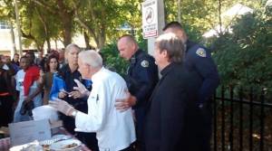 Συνέλαβαν 90χρονο επειδή μοίραζε φαγητό σε άστεγους!