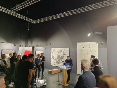 Η τέχνη συναντά τη γραφή στην Καλαμάτα – Εγκαινιάστηκε η έκθεση «Κιβωτός του λόγου»