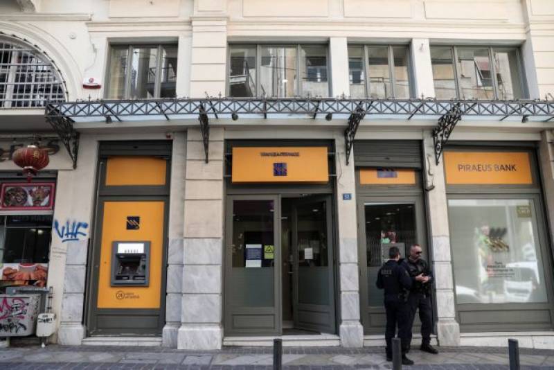 Ληστεία σε τράπεζα στην Αθήνα: 8 προσαγωγές από την ΕΛ.ΑΣ - Αφέθηκαν όλοι ελεύθεροι (βίντεο)